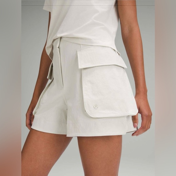Lululemon Relaxed-Fit Super-High-Rise Cargo Short 4"  in Bone Size 4 - Picture 4 of 16